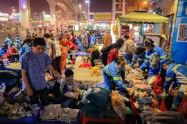 Ấm lòng chợ ‘0 đồng’ tri ân những người làm sạch đường phố Thủ đô 