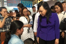 Bộ trưởng Bộ Y tế Nguyễn Thị Kim Tiến thăm hỏi người dân đi khám bệnh tại Bệnh viện Nhi đồng 1 Thành phố Hồ Chí Minh. (Ảnh: Đinh Hằng/TTXVN)