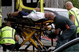 Chuyển nạn nhân bị thương tại hiện trường vụ nổ súng ở Christchurch, New Zealand, ngày 15/3/2019. (Ảnh: Reuters/ TTXVN)