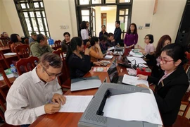 Một buổi giao dịch giải ngân vốn vay ưu đãi của Ngân hàng Chính sách Xã hội tại điểm giao dịch phường Hà Tu, thành phố Hạ Long, tỉnh Quảng Ninh. (Ảnh: Trần Việt/TTXVN)