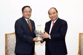 Thủ tướng Nguyễn Xuân Phúc tiếp Bộ trưởng Hợp tác quốc tế Myanmar U Kyaw Tin. (Ảnh: Thống Nhất/TTXVN)