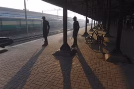 Cảnh sát Pakistan gác tại nhà ga Lahore trong thời gian tuyến đường sắt Samjhauta Express nối thành phố Lahore của Pakistan với thành phố biên giới Attari của Ấn Độ bị đình chỉ hoạt động ngày 28/2. (Ảnh: AFP/ TTXVN)