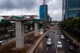 Công trình xây dựng dự án đường sắt nhẹ ở Jarkata, Indonesia. (Nguồn: AFP/ TTXVN)