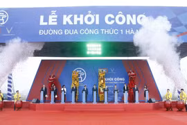 Chủ tịch UBND thành phố Hà Nội Nguyễn Đức Chung, Bộ trưởng Bộ Văn hóa, Thể thao và Du lịch Nguyễn Ngọc Thiện, Chủ tịch Liên đoàn Ôtô thể thao thế giới Jean Todt cùng các đại biểu thực hiện nghi thức khởi công đường đua. (Ảnh: Lâm Khánh/TTXVN)