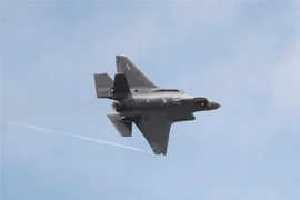 Máy bay F-35 của Tập đoàn sản xuất máy bay Mỹ Lockheed Martin bay trình diễn tại buổi tổng duyệt trước ngày khai mạc triển lãm hàng không quốc tế Paris ở Le Bourget, Pháp tháng 6/2017. (Ảnh: AFP/ TTXVN)