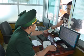 Lực lượng biên phòng cửa khẩu Quốc tế Hữu Nghị (Lạng Sơn) tích cực giải quyết thủ tục thông quan nhanh chóng. (Ảnh: Quang Duy/TTXVN)
