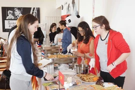 Giới thiệu ẩm thực các nước ASEAN. (Ảnh: Hồng Kỳ/Vietnam+)