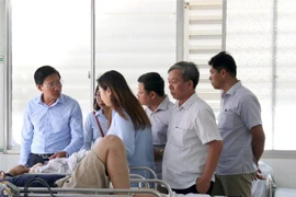 Lãnh đạo tỉnh đến thăm hỏi các nạn nhân đang cấp cứu tại bệnh viện đa khoa tỉnh Bình Thuận. (Ảnh: Nguyễn Thanh/TTXVN)