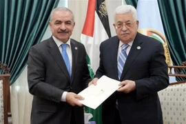 Tổng thống Palestine Mahmud Abbas (phải) trao quyết định bổ nhiệm Thủ tướng cho ông Mohammad Shtayyeh ngày 10/3/2019. (Ảnh: REUTERS/TTXVN)