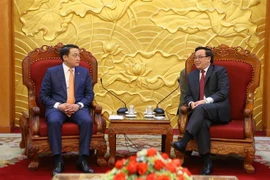 Trưởng ban Đối ngoại Trung ương Hoàng Bình Quân tiếp ông Dashzegve Amarbayasgalan. (Ảnh: Dương Giang/TTXVN)