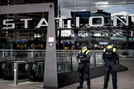 Cảnh sát gác tại lối vào nhà ga ở Rotterdam, Hà Lan, sau vụ xả súng ở Utrecht ngày 18/3/2019. (Ảnh: AFP/ TTXVN)