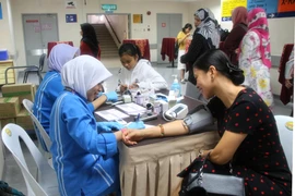 Kiểm tra sức khỏe cho các chị em. (Ảnh: Hoàng Nhương/Vietnam+)