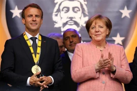 Thủ tướng Đức Angela Merkel (phải) và Tổng thống Pháp Emmanuel Macron. (Ảnh: AFP/TTXVN)
