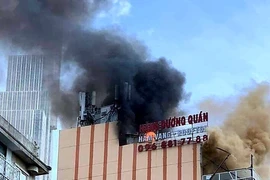Cột khói bốc cao tại hiện trường vụ cháy. (Ảnh: Thành Chung/TTXVN)