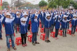 Giáo dục kỹ năng phòng, chống quấy rối và xâm hại tình dục trẻ em cho họ sinh tại Ninh Bình. (Ảnh: Hải Yến/TTXVN)