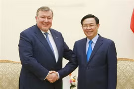 Phó Thủ tướng Chính phủ Vương Đình Huệ tiếp ông Nikolay Kosov, Chủ tịch Ban lãnh đạo Ngân hàng đầu tư Quốc tế (IIB). (Ảnh: Doãn Tấn/TTXVN)