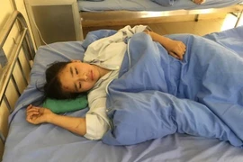Cháu bé được cấp cứu tại Bệnh viện Đa khoa huyện Mộc Châu, tỉnh Sơn La. (Ảnh: TTXVN phát)