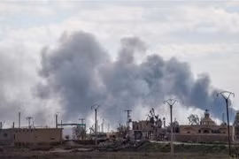 Khói bốc lên sau một cuộc không kích nhằm vào vị trí của IS tại làng Baghouz, tỉnh Deir Ezzor, miền đông Syria, ngày 2/3/2019. (Ảnh: AFP/ TTXVN)