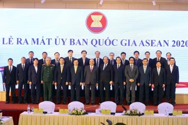 Thủ tướng Nguyễn Xuân Phúc với các thành viên Ủy ban Quốc gia ASEAN 2020. (Ảnh: Thống Nhất/TTXVN)