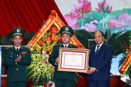  Thủ tướng Nguyễn Xuân Phúc trao tặng Huân chương Quân công hạng Nhất của Chủ tịch nước cho lực lượng Bộ đội Biên phòng. (Ảnh: Thống Nhất/TTXVN)