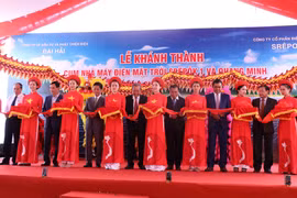 Phó Thủ tướng Thường trực Chính phủ Trương Hòa Bình cắt băng khánh thành Cụm công trình Nhà máy điện mặt trời Srêpốk 1 và Quang Minh. (Ảnh: Anh Dũng/TTXVN)