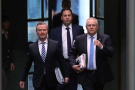 Bộ trưởng Quốc phòng Christopher Pyne, Bộ trưởng Công nghiệp Quốc phòng Steve Ciobo cùng thủ tướng Scott Morrison. (Nguồn: theguardian.com)