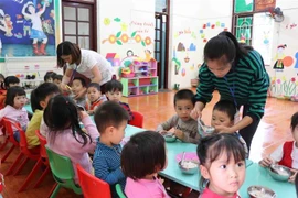 Giờ ăn của các trẻ trường Mầm non Thanh Khương, xã Thanh Khương, huyện Thuận Thành, tỉnh Bắc Ninh. (Ảnh: Diệp Trương/TTXVN)
