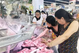 Khách hàng mua thịt lợn tại Thành phố Hồ Chí Minh. (Ảnh: Mỹ Phương/TTXVN)