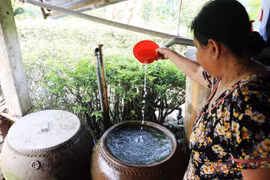 Người dân một số xã trên địa bàn huyện Tân Phước (Tiền Giang) sử dụng thuốc làm sạch nước để sinh hoạt hàng ngày. (Ảnh: Nam Thái/TTXVN)