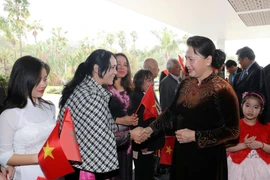 Đại diện kiều bào Việt Nam đón Chủ tịch Quốc hội Nguyễn Thị Kim Ngân ở sân bay quốc tế Rabat Salle, thủ đô Rabat. (Ảnh: Trọng Đức/TTXVN)