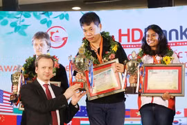 Chủ tịch Liên đoàn Cờ thế giới Arkady Dvorkovich trao cúp vô địch cho siêu đại kiện tướng Wang Hao. (Ảnh: Hoàng Hải/Vietnam+)