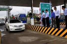 Trạm BOT Quảng Trị triển khai thu phí tự động. (Ảnh: Nguyên Lý/TTXVN)