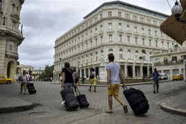 Khách du lịch tới thủ đô La Habana, Cuba. (Ảnh: AFP/TTXVN)
