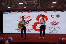 Một tiết mục văn nghệ buổi diễn tại buổi giao lưu. (Ảnh Dương Trí/TTXVN)