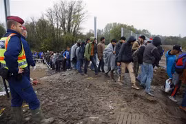 Người di cư băng qua biên giới Hungary-Croatia, gần làng Zakany (Hungary) để tiến về phía bắc. (Ảnh: AFP/TTXVN)