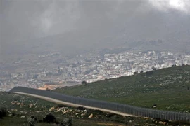 Hàng rào ngăn cách khu vực Cao nguyên Golan do Israel chiếm đóng, gần thị trấn Majdal Shams, với Syria, ngày 25/3/2019. (Ảnh: AFP/ TTXVN)