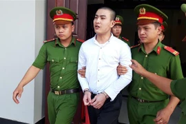 Phạm Hoài Nhân bị dẫn ra xe sau khi tòa tuyên án tử hình. (Ảnh: Lê Đức Hoảnh/TTXVN)