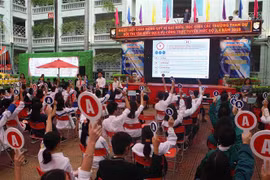 Học sinh cụm Thanh Xuân-Cầu Giấy tham gia cuộc thi tìm hiểu kiến thức dịch vụ công trực tuyến mức độ 3, 4 (cấp cụm trường THPT) tại trường THCS-THPT Nguyễn Bỉnh Khiêm sáng 17/10/2018. (Ảnh: Thanh Tùng/TTXVN)