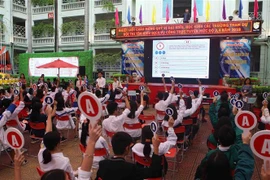 Học sinh cụm Thanh Xuân-Cầu Giấy tham gia cuộc thi tìm hiểu kiến thức dịch vụ công trực tuyến mức độ 3, 4 (cấp cụm trường THPT) tại trường THCS-THPT Nguyễn Bỉnh Khiêm sáng 17/10/2018. (Ảnh: Thanh Tùng/TTXVN)