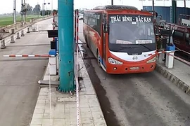Xe chống đối thu phí tại Trạm BOT Mỹ Lộc. (Ảnh cắt từ clip) 