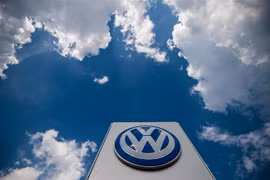 Biểu tượng Volkswagen tại một nhà máy ở Bratislava, Slovakia ngày 28/7. (Ảnh: AFP/ TTXVN)