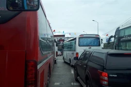 Xe ôtô xếp hàng tại trạm thu phí Ninh Lộc, thị xã Ninh Hòa. (Ảnh chụp khoảng 12 giờ). (Ảnh: Phan Sáu/TTXVN)