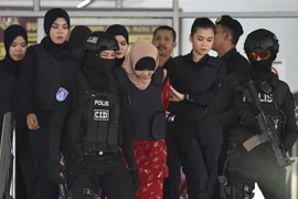 Cảnh sát áp giải Siti Aisyah (giữa) tới tòa án ở ngoại ô Kuala Lumpur, Malaysia ngày 14/12/2018. (Ảnh: AFP/ TTXVN)