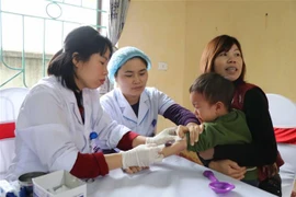 Tổ xét nghiệm lấy máu cho các cháu tại Trường Mầm non Mão Điền, huyện Thuận Thành, tỉnh Bắc Ninh. (Ảnh: Diệp Trương/TTXVN)