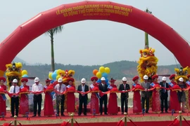 Các đại biểu cắt băng khánh thành Danang IT Park. (Ảnh: Nguyễn Sơn/TTXVN)