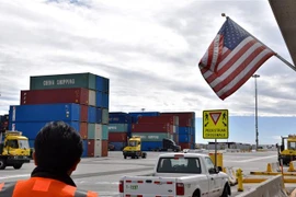Hàng container từ tàu COSCO của Trung Quốc được dỡ xuống cảng Long Beach ở Los Angeles, Mỹ ngày 27/2/2019. (Ảnh: THX/TTXVN)