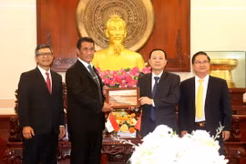 Bí thư Thành ủy Cần Thơ Nguyễn Văn Hiếu (thứ 2, phải sang) tặng quà lưu niệm cho Bộ trưởng Bộ Nông nghiệp Indonesia Andi Amran Sulaiman. (Ảnh: Thu Hiền/TTXVN)
