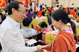 Bí thư Thành ủy Thành phố Hồ Chí Minh Nguyễn Văn Nên trao quà Tết cho hộ nghèo, gia đình khó khăn, công nhân hoàn cảnh khó khăn tại Đồng Nai. (Ảnh: Lê Xuân/TXVN)