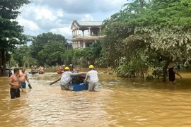 Nhân viên Viettel Yên Bái vận chuyển máy phát điện phục vụ cho hoạt động của trạm BTS. (Ảnh: TTXVN phát)