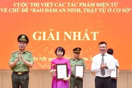 Nhóm tác giả của TTXVN đạt giải Nhất với tác phẩm "Để Tây Nguyên bình yên và phát triển." (Ảnh: TTXVN phát)
